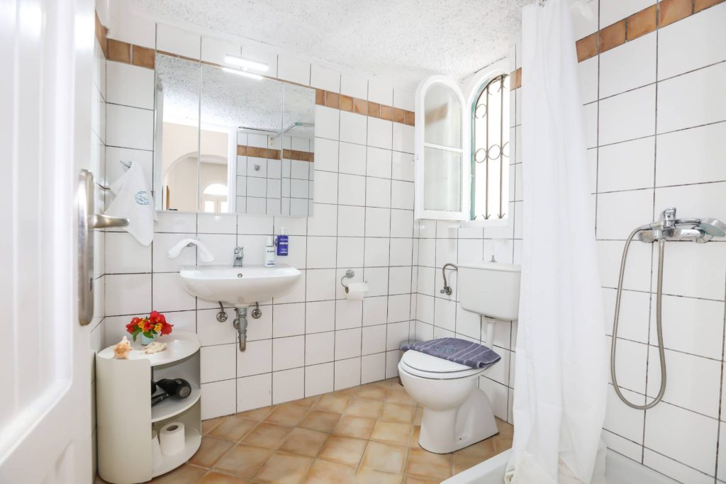 lucky villas guest house bathroom 01