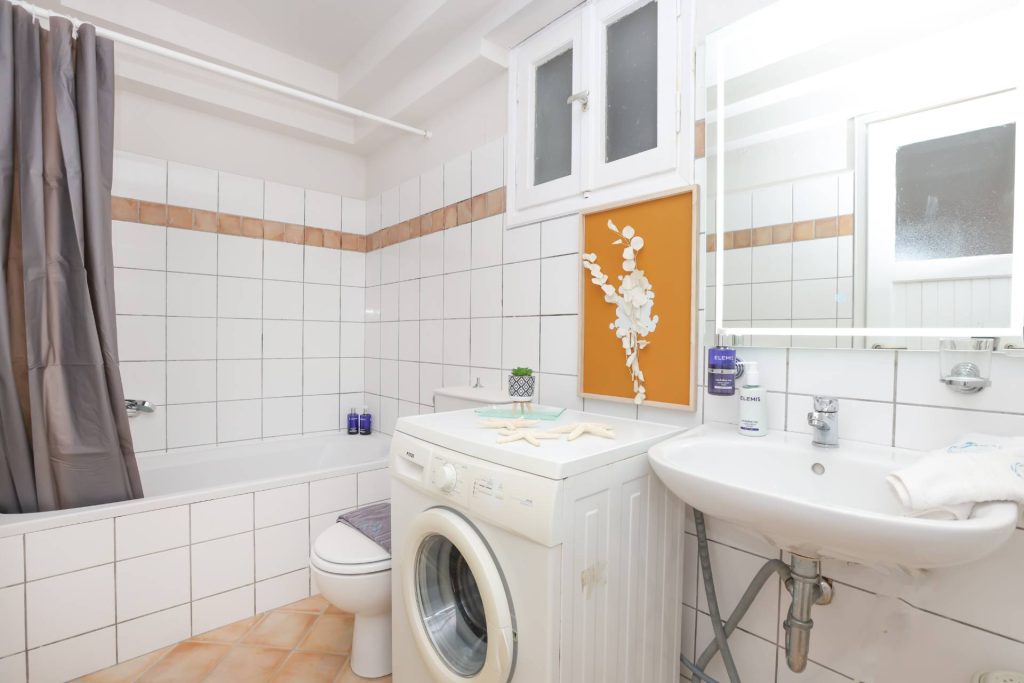 lucky villas guest house bathroom 02