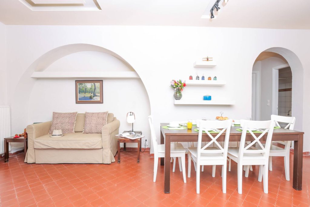 lucky villas guest house dining 01