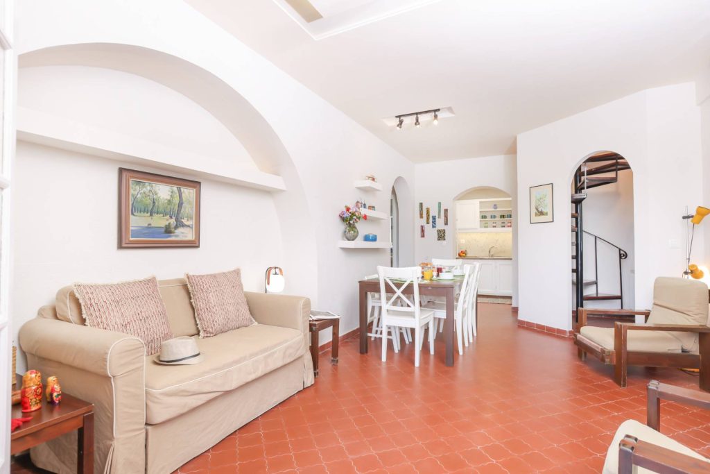lucky villas guest house dining room 02
