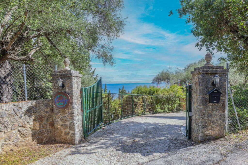 lucky villas guest house entrance 01