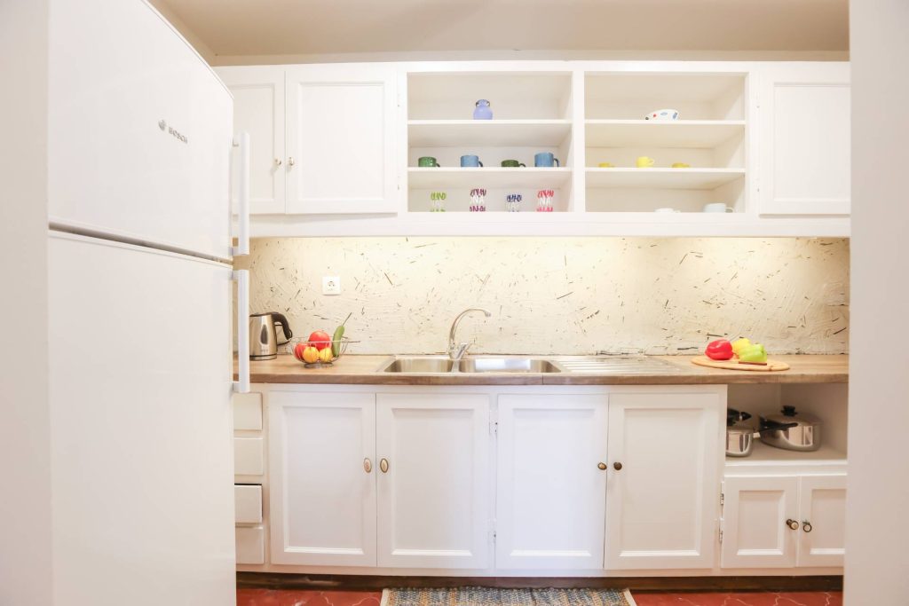 lucky villas guest house kitchen 01