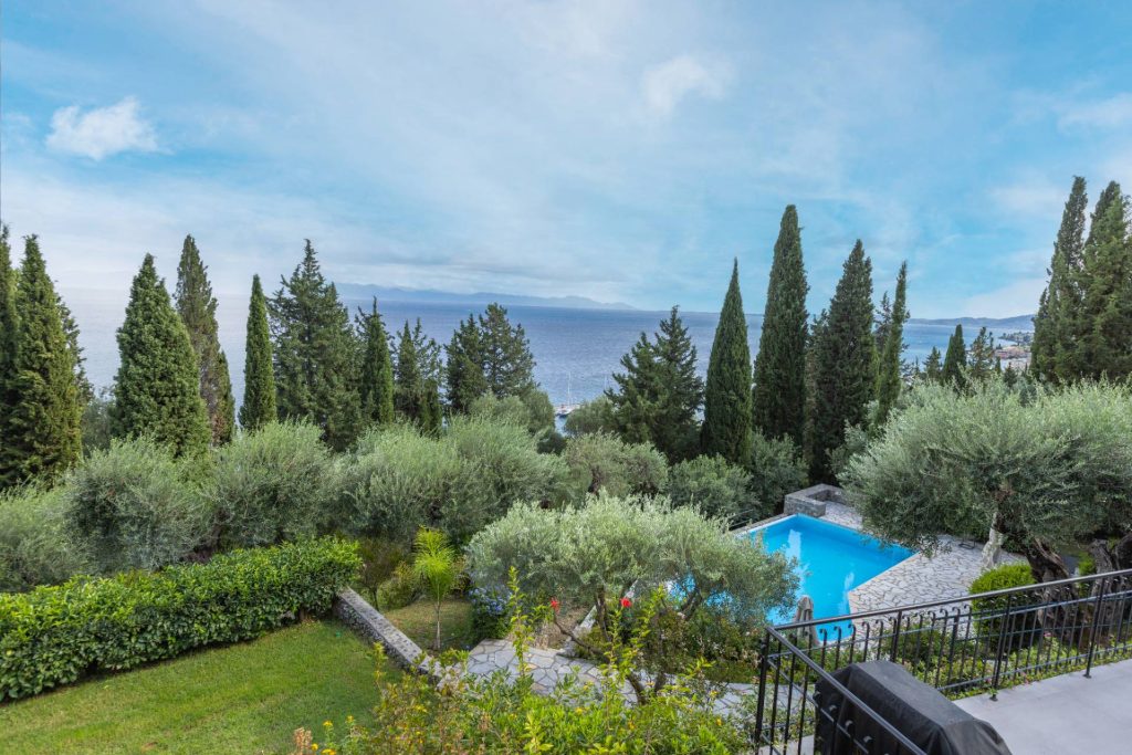 lucky villas guest house pool garden 01
