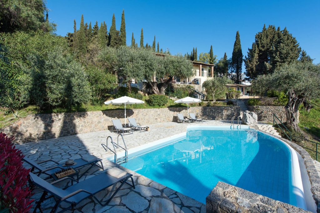 LuckyVillas pool 01