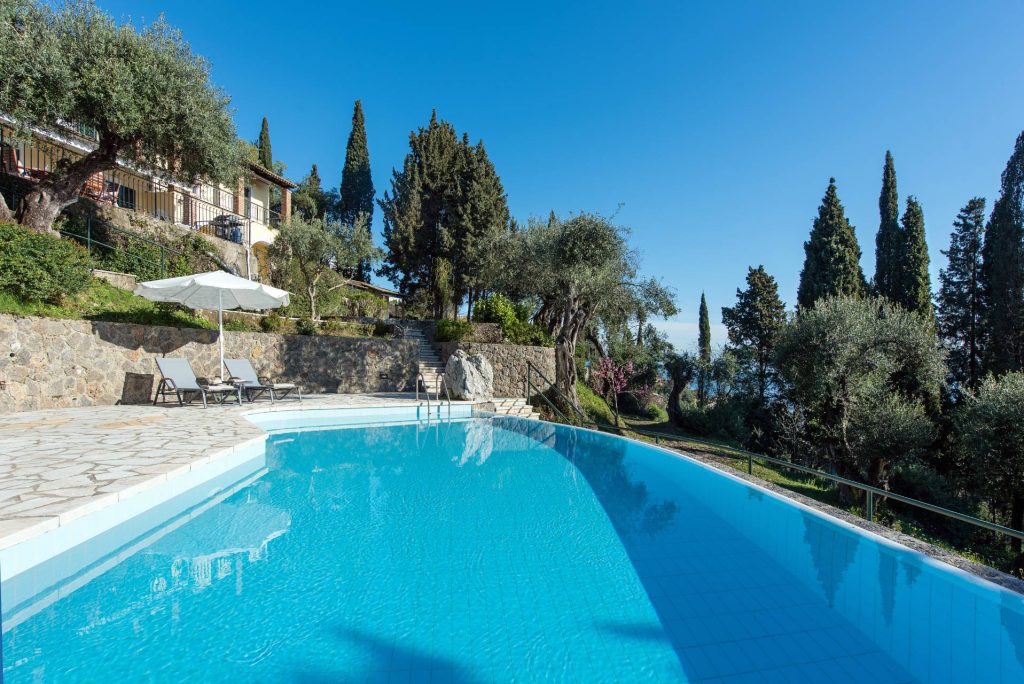 LuckyVillas pool 02