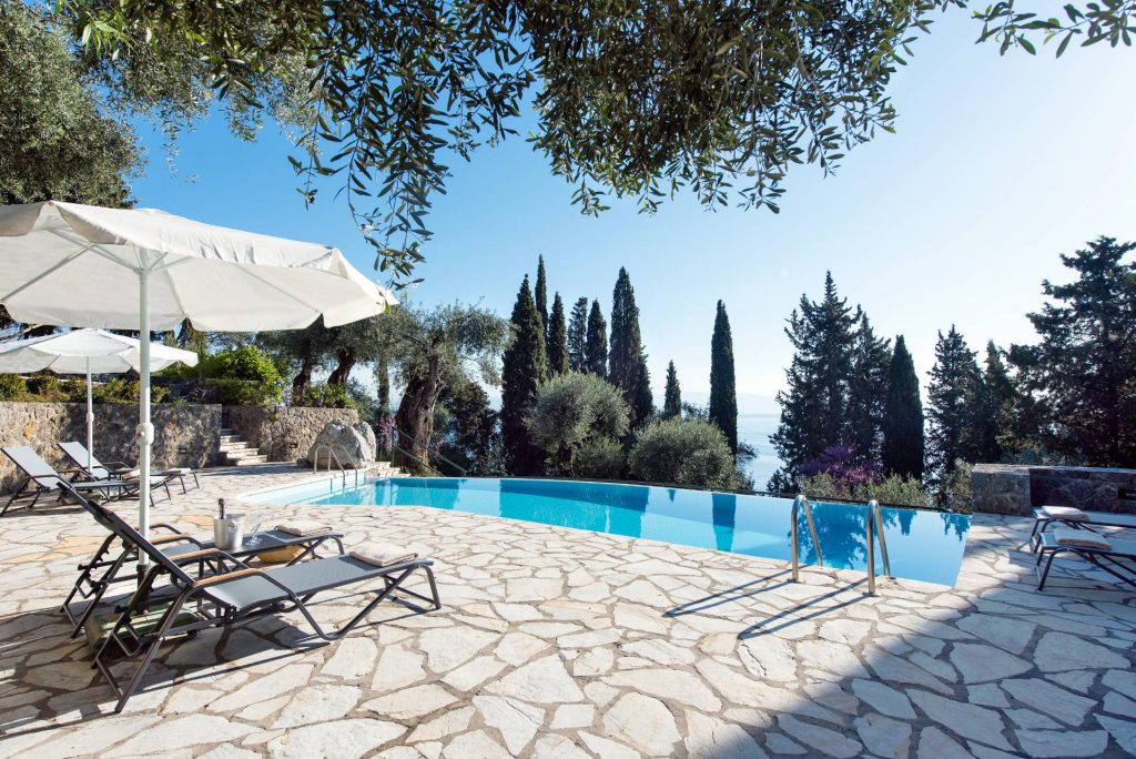 LuckyVillas pool 03