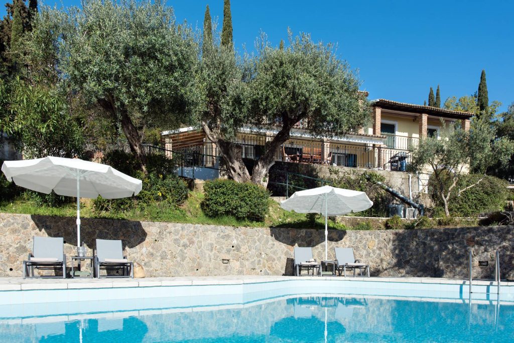 LuckyVillas pool 04