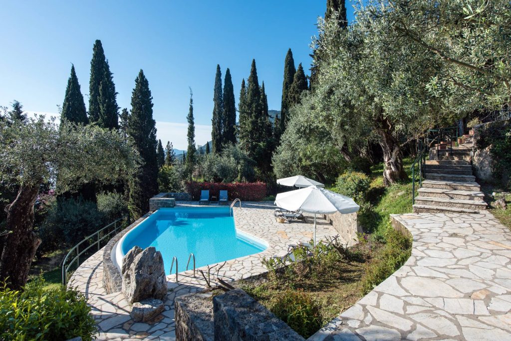 LuckyVillas pool 05