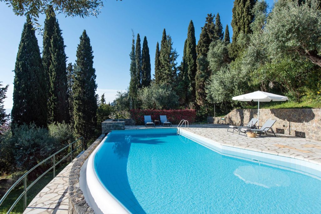 LuckyVillas pool 07